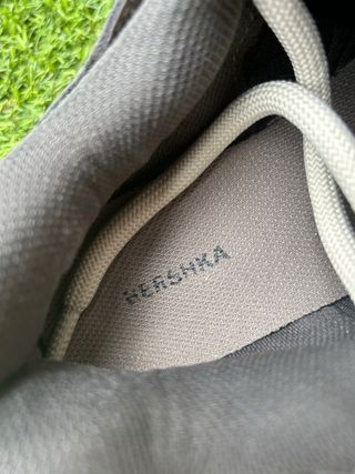 Zapatos Bershka grises y blancos