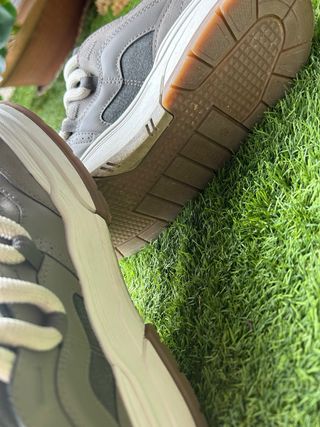 Zapatos Bershka grises y blancos