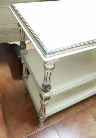 Mesita auxiliar de madera beige y dorada