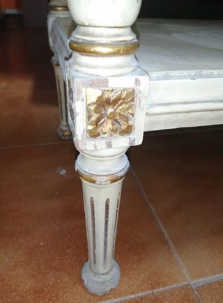 Mesita auxiliar de madera beige y dorada