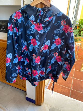 Chubasquero floral azul y rosa talla S