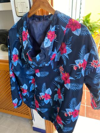 Chubasquero floral azul y rosa talla S