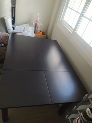 Mesa de comedor de madera oscura