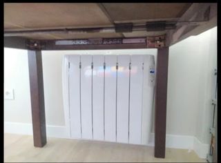 Mesa de comedor de madera oscura