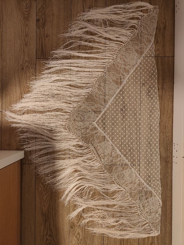 Mantoncillo blanco roto.