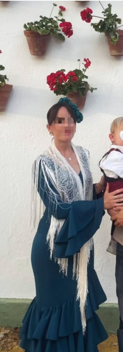 Mantoncillo blanco roto.