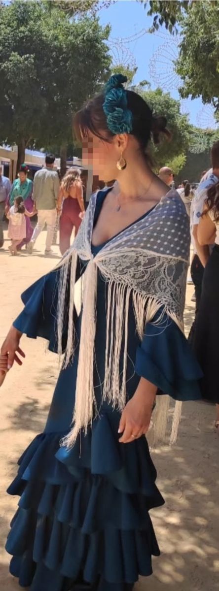 Mantoncillo blanco roto.