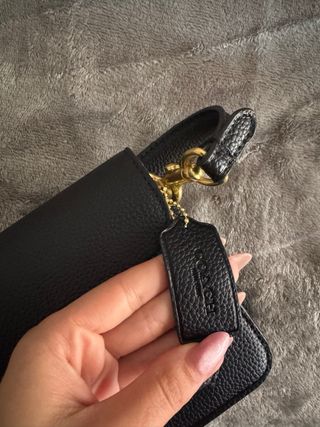 Bolso Coach Negro con detalles dorados