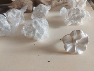 7 pomelli a forma di fiore in ceramica bianca