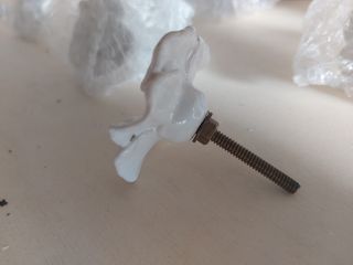 7 pomelli a forma di fiore in ceramica bianca