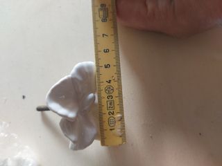 7 pomelli a forma di fiore in ceramica bianca