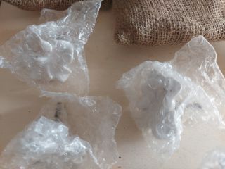 7 pomelli a forma di fiore in ceramica bianca