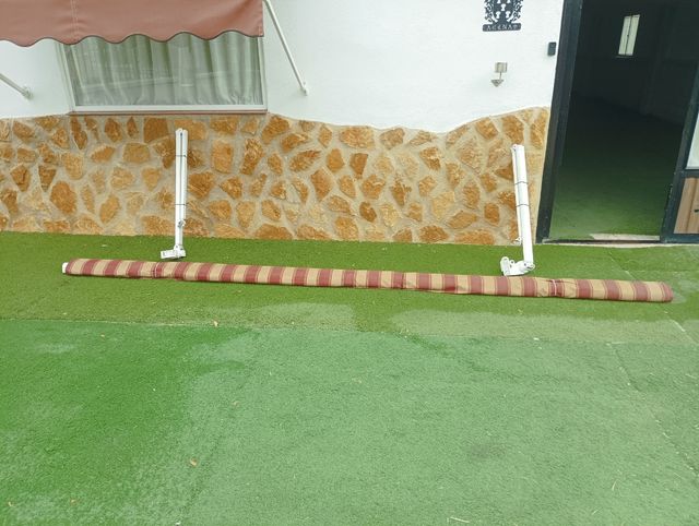 Toldo grande beige y rojo