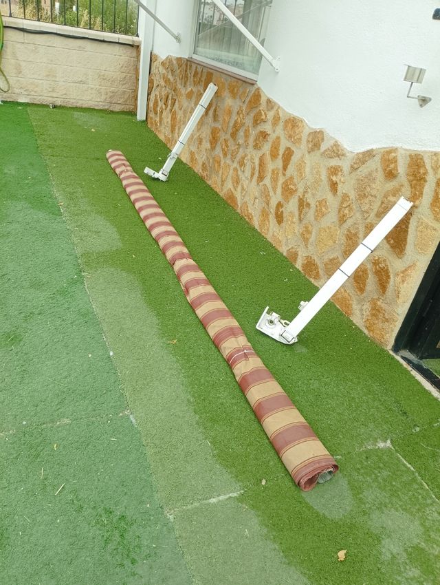 Toldo grande beige y rojo