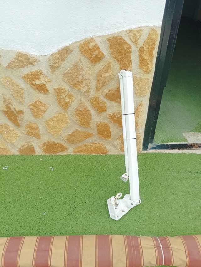 Toldo grande beige y rojo