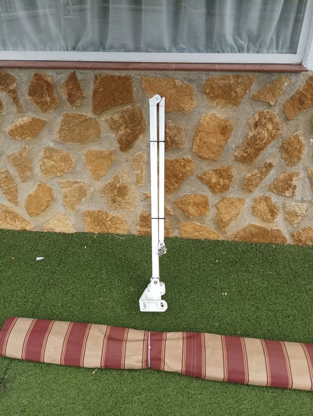 Toldo grande beige y rojo