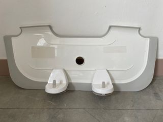 Separador reductor de bañera blanco y gris
