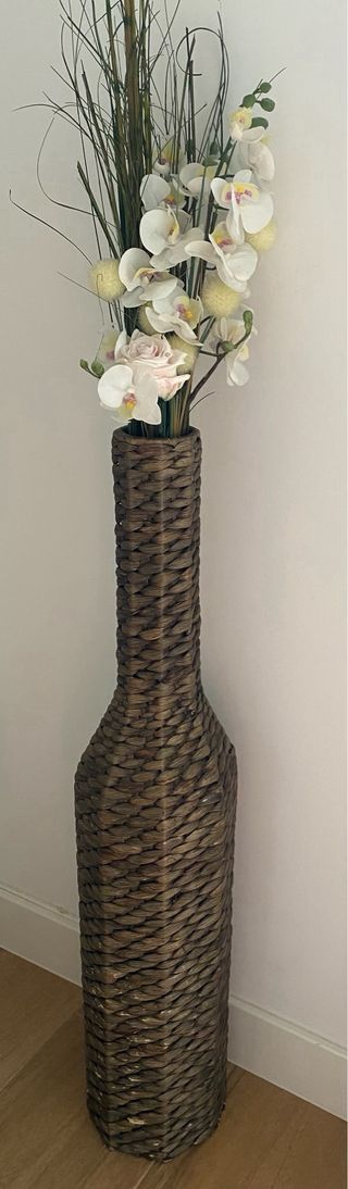 Lámpara de mesa con cuadro y jarrón 