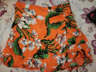 Pantalón corto naranja estampado floral