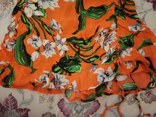 Pantalón corto naranja estampado floral