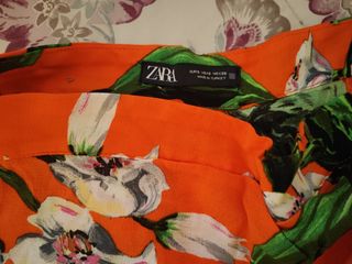 Pantalón corto naranja estampado floral