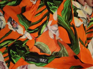 Pantalón corto naranja estampado floral