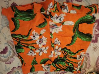 Pantalón corto naranja estampado floral