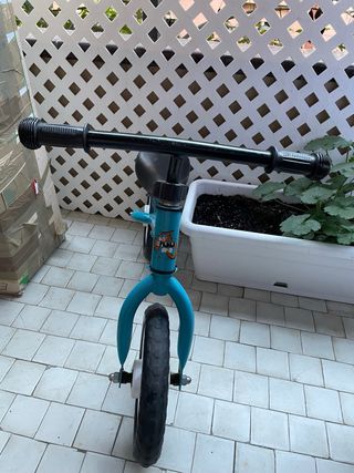 Bicicleta de equilibrio azul para niños