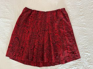Falda midi plisada roja y negra