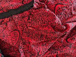 Falda midi plisada roja y negra