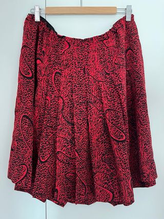 Falda midi plisada roja y negra