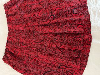 Falda midi plisada roja y negra