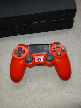 PS4 Usada con 3 Mandos y un juego
