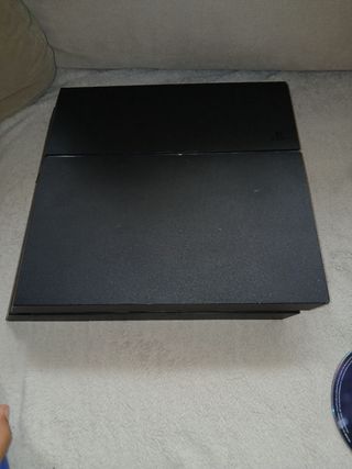 PS4 Usada con 3 Mandos y un juego
