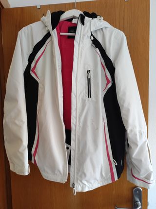 Equipo de esquí blanco. Anorac y pantalon
