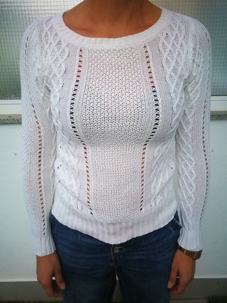 Jersey blanco de mujer con trenzas