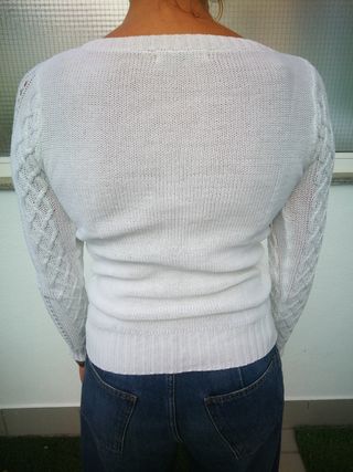 Jersey blanco de mujer con trenzas