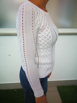 Jersey blanco de mujer con trenzas