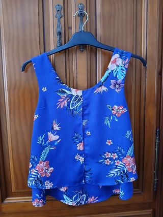 Blusa azul con estampado floral
