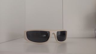Gafas de sol beige con cristal negro