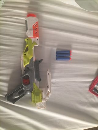 Pistola Nerf con silenciador y dardos