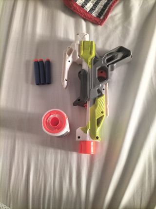 Pistola Nerf con silenciador y dardos