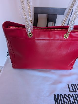 Bolso Love Moschino Rojo con Tachuelas Doradas