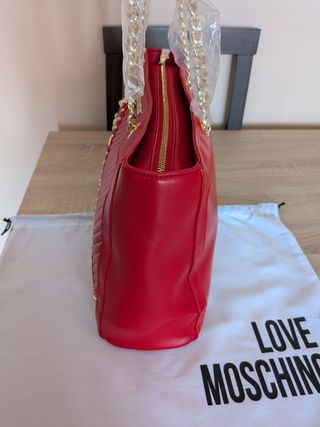 Bolso Love Moschino Rojo con Tachuelas Doradas