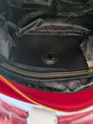 Bolso Love Moschino Rojo con Tachuelas Doradas