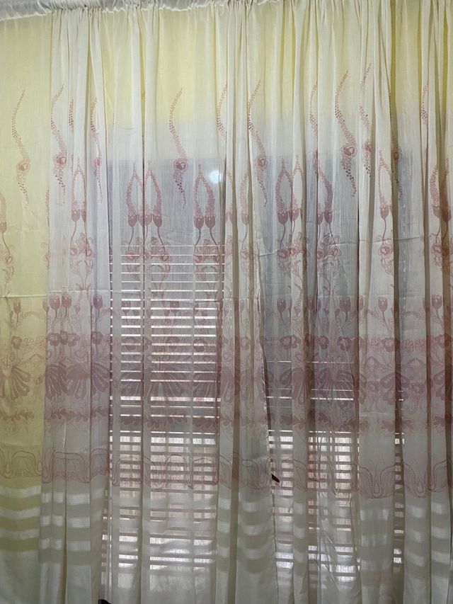 Cortinas rosa con diseño floral