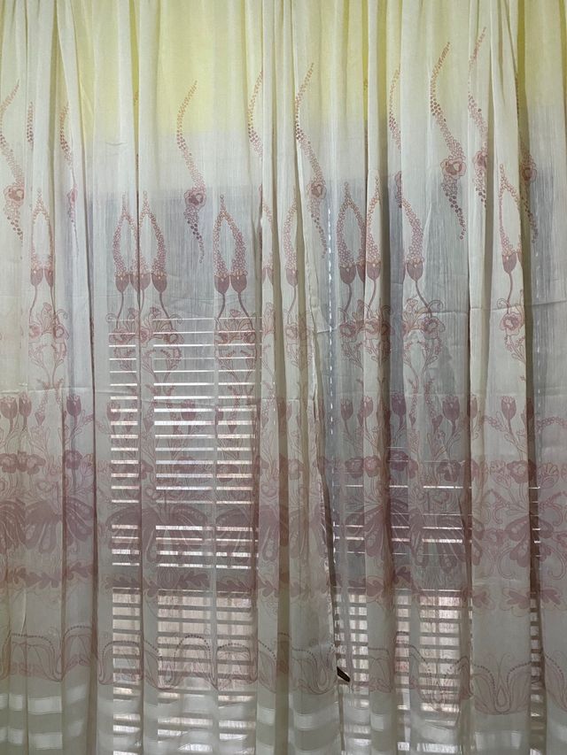 Cortinas rosa con diseño floral