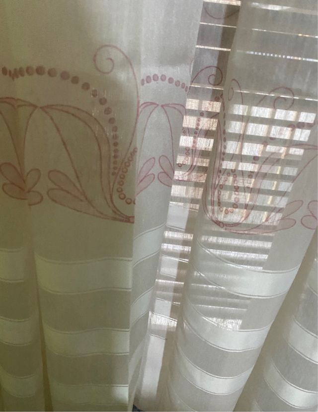 Cortinas rosa con diseño floral