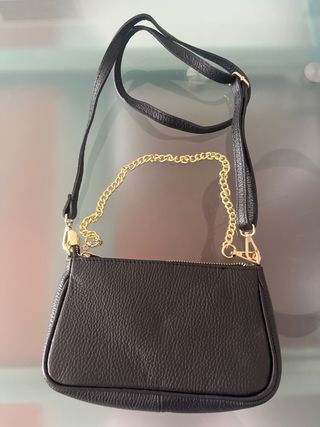 Bolso negro con cadena dorada
