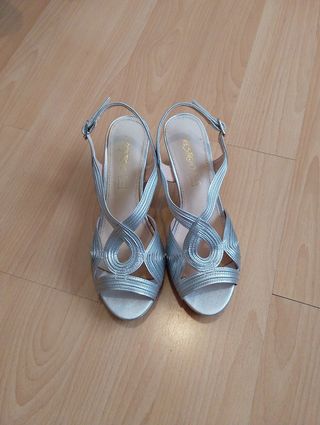 Zapatos de tacón plateados